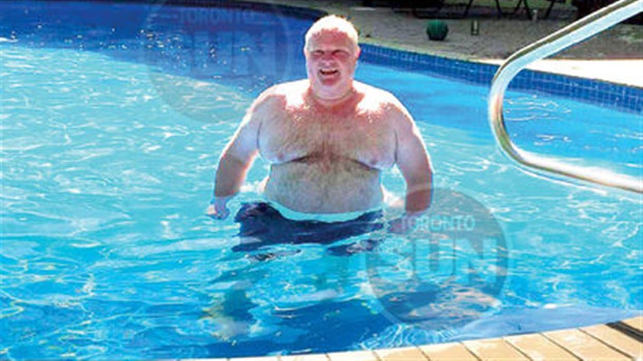 Rob Ford dans la piscine du centre de désintoxication qu'il fréquente au nord de Toronto.