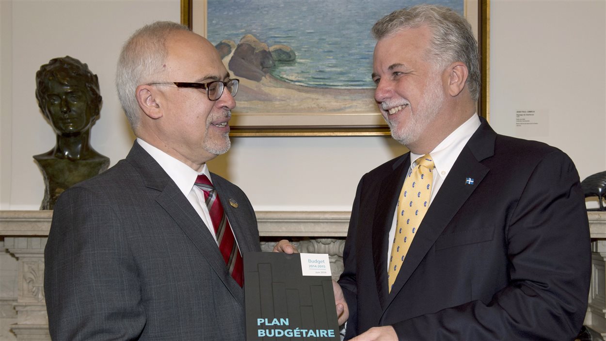Le ministre Carlos Leitao et le premier ministre Philippe Couillard avant le dépôt du budget