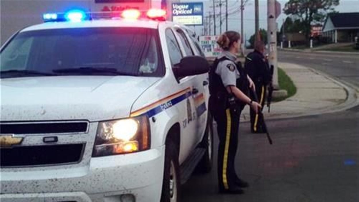 Des policiers armés à Moncton où trois agents de la GRC ont été abattus dans le secteur Pinehurst.