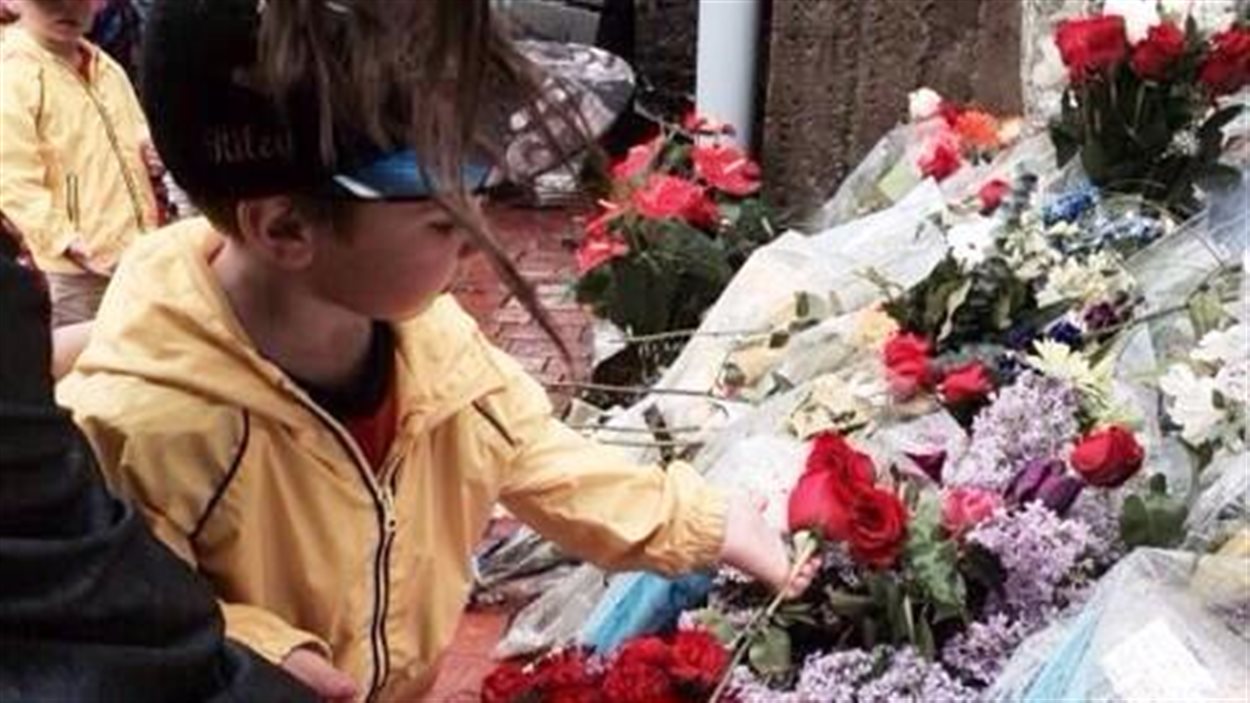 Des centaines de citoyens de Moncton défilent devant la GRC en hommage aux 3 policiers tués