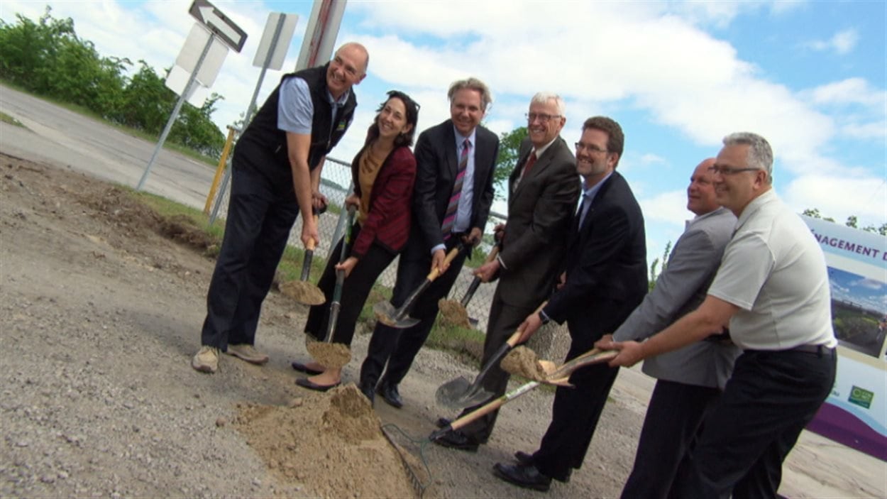 La première pelletée de terre du projet de réaménagement de la rue Jacques-Cartier.