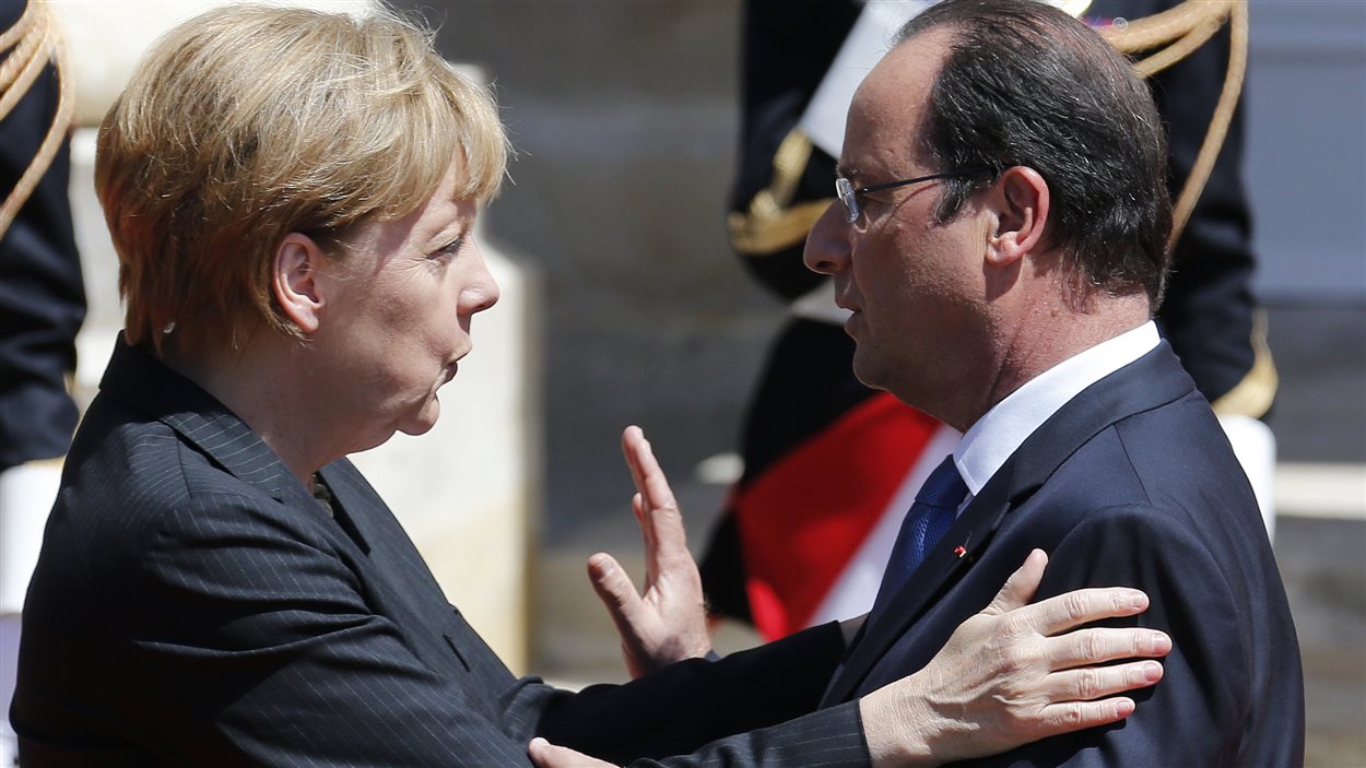 Le président français François Hollande reçoit la chancelière Angela Merkl dans le cadre des cérémonies de commémoration du 70e anniversaire du débarquement de Normandie.