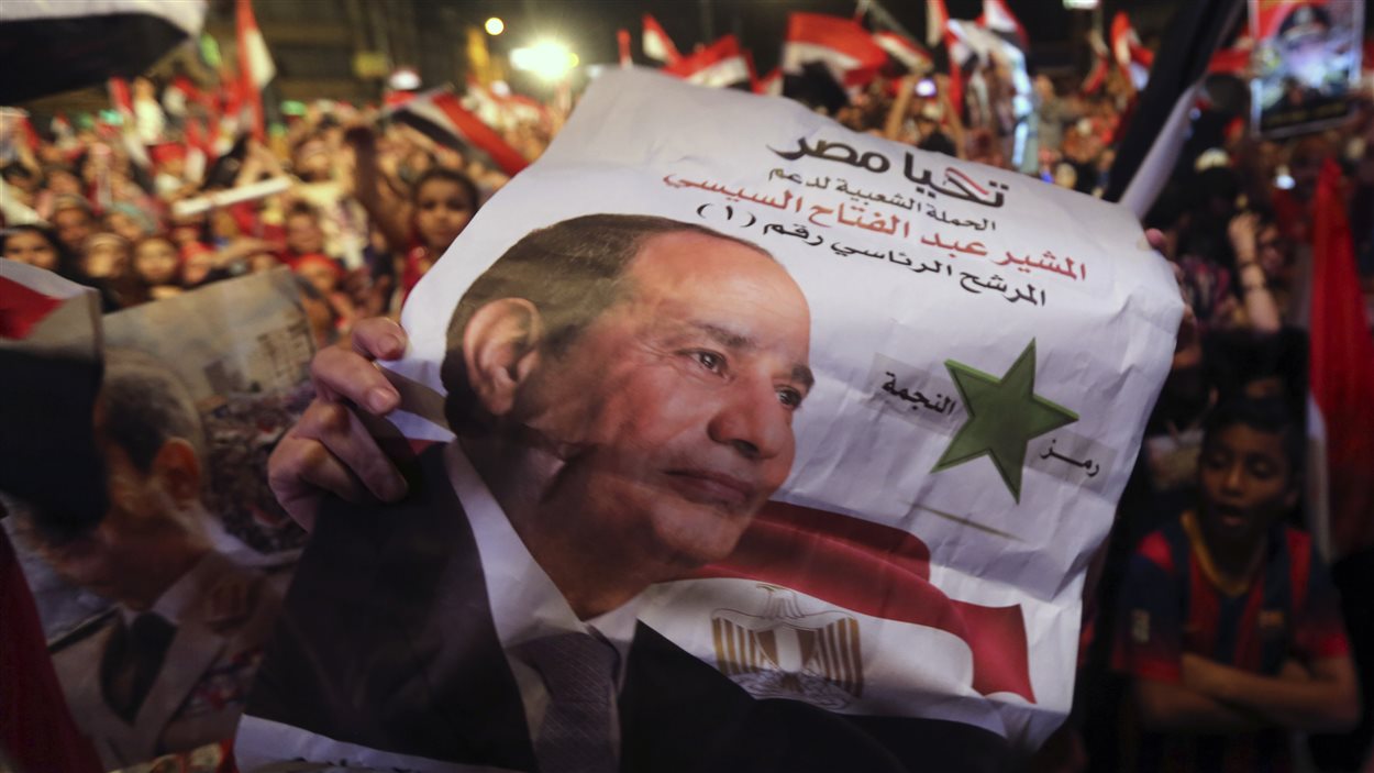 Des Égyptiens célèbrent la victoire de l'ex-chef d'état-major de l'armée Abdel Fattah Al-Sissi.