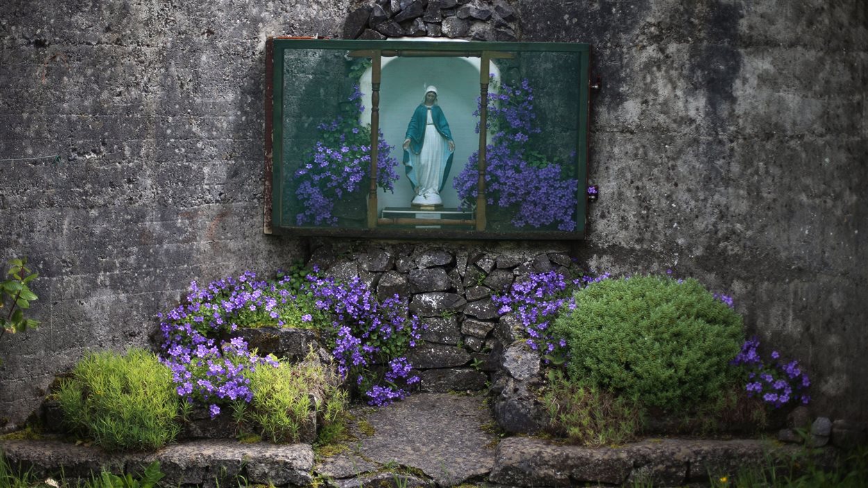 En Irlande, une statue de la Vierge sur la tombe des centaines d'enfants nés de mères célibataires.
