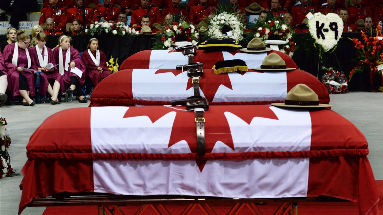 Les trois cercueils des policiers tués lors de la fusillade à Moncton