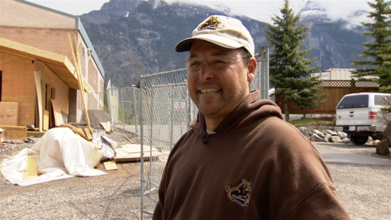 L'entrepreneur en construction Michel Rondeau accorde une entrevue à Radio-Canada le 2 juin 2014 à Canmore, en Alberta.