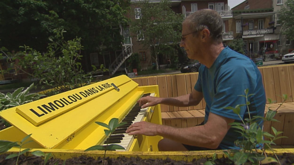 Piano urbain dans le stationnement pour piétons, sur la 3e avenue à Limoilou