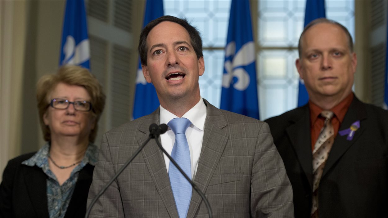 Stéphane Bédard, chef par intérim du PQ, fait le bilan de la session parlementaire en ce vendredi 13 juin. À ses côtés, Agnès Maltais et Stéphane Bergeron.