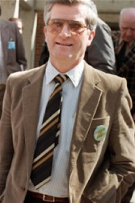 L'ancien enseignant et négationniste albertain Jim Keegstra est pris en photo durant son procès pour incitation à la haine envers un groupe identifiable en 1985.