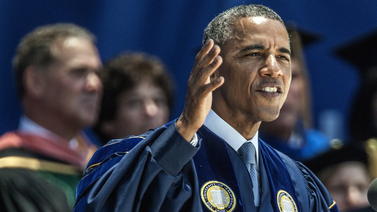 Le président américain Barack Obama s'adresse à de nouveaux diplômés de l'université de la Californie à Irvine.