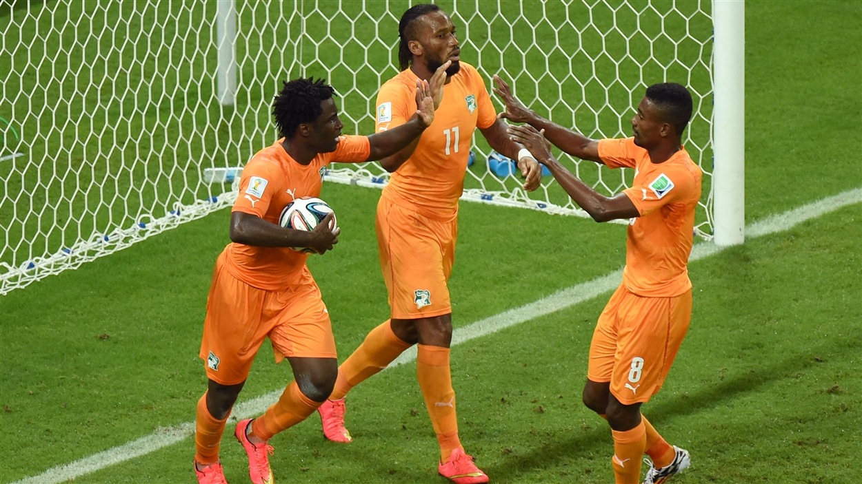 Wilfried Bony (gauche), Didier Drogba (centre) et Salomon Kalou (droite) célèbrent le premier but des Ivoiriens.