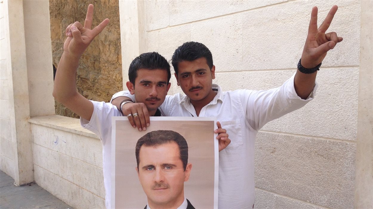 Deux syriens venus voter pour Bachar Al-Assad à l'ambassade de Syrie au Liban le 29 mai 2014.