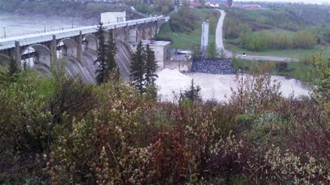 Le barrage Glenmore évacue un débit d'eau
