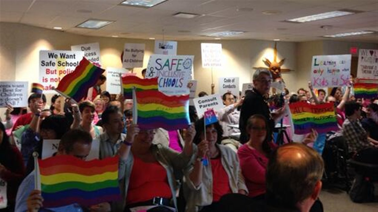 Opposants et partisans de la politique qui appuie les élèves transgenres dans les écoles de la commission scolaire de Vancouver (VSB) se sont rendus à la réunion des commissaires, lundi soir.