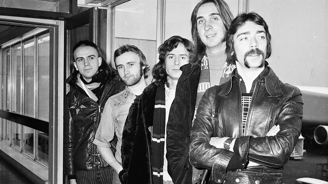 Peter Gabriel, Phil Collins, Tony Banks, Mike Rutherford et Steve Hackett de Genesis à l'aéroport de Londres en 1974.