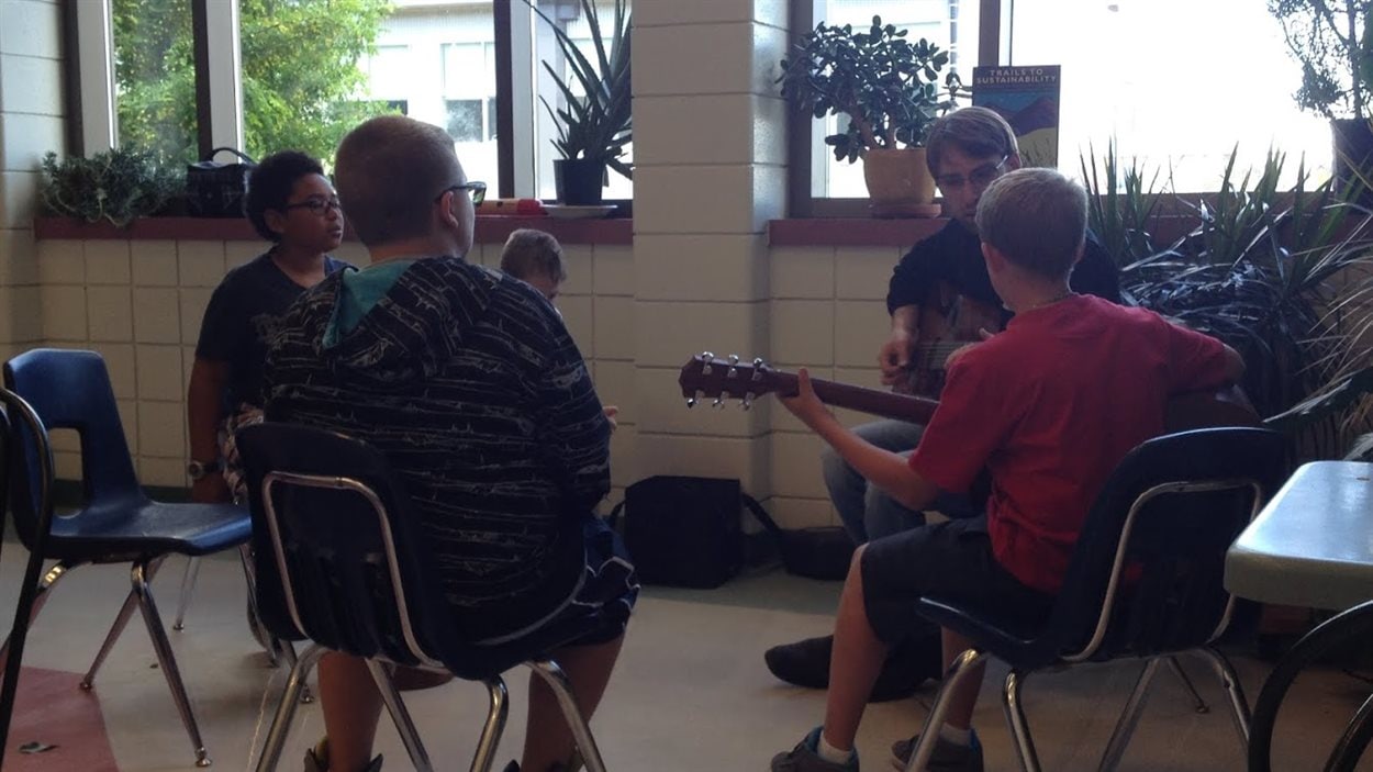 Session d'improvisation musicale à l'école de High River, une des activités qui permettent de bâtir une relation de confiance avec les élèves qui ont vécu bien des bouleversements avec les inondations de 2013.