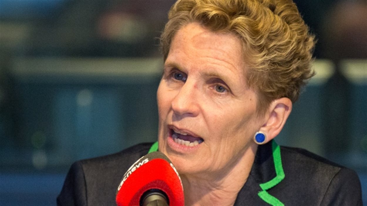 La chef libérale Kathleen Wynne au micro de la CBC ce matin