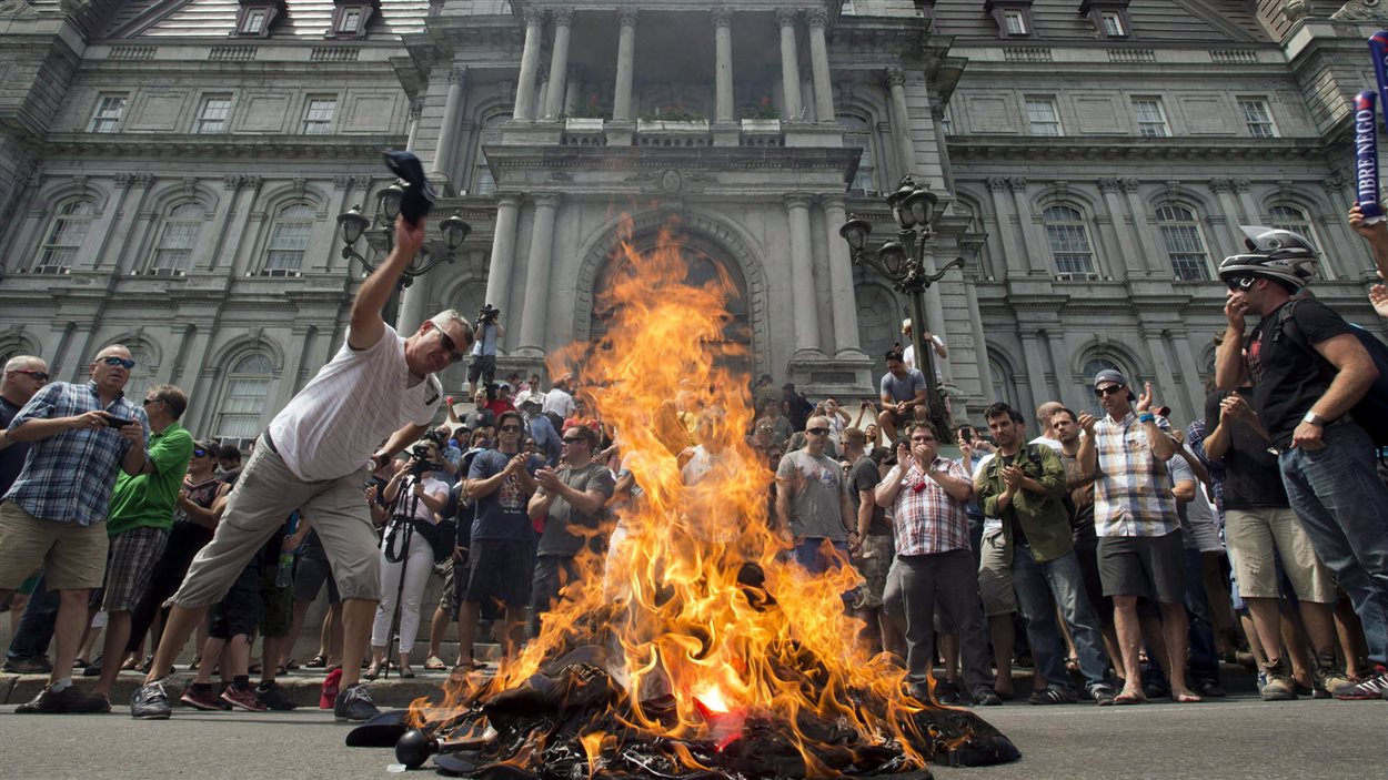 Des employés municipaux ont manifesté devant l'hôtel de ville de Montréal, mardi.