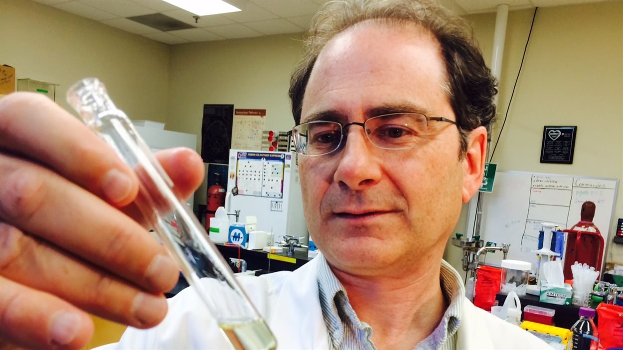 Marc Surette dans son laboratoire
