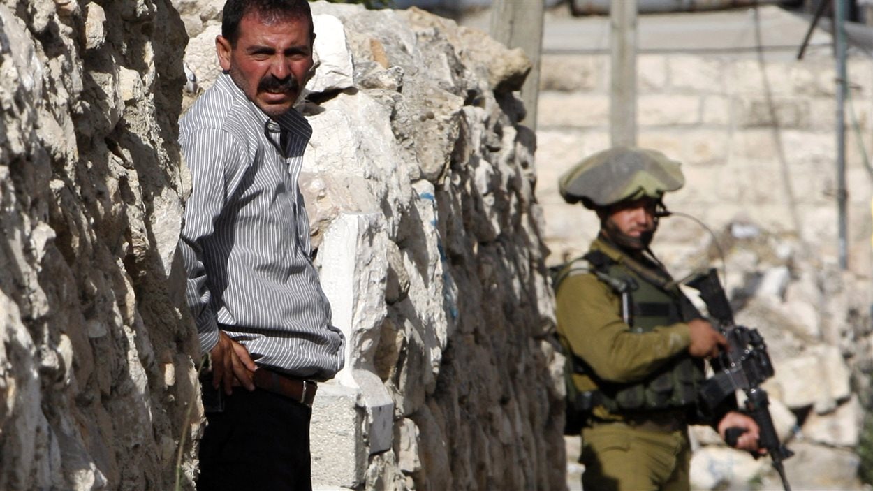 Un soldat israélien à Hebron lors de l'opération pour retrouver trois jeunes Israéliens enlevés le 12 juin 2014. 
