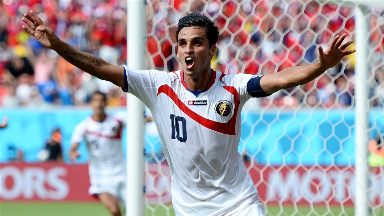 Le Costaricain Bryan Ruiz lève les bras, et pour cause : il vient de donner l'avance à son équipe.