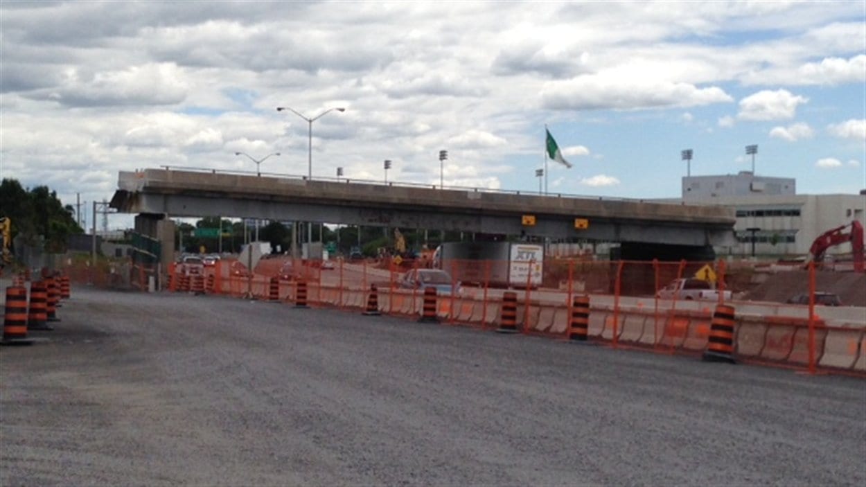 Le pont de la rue Lees, qui surplombe l'autoroute 417, sera enlevé.