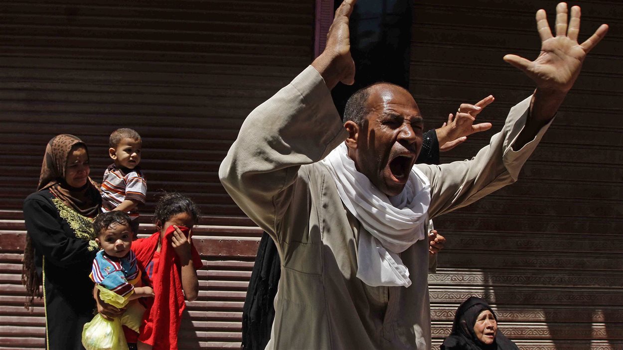 Les proches d'un membre de Frères musulmans condamné à mort réagissent au verdict, le 21 juin 2014