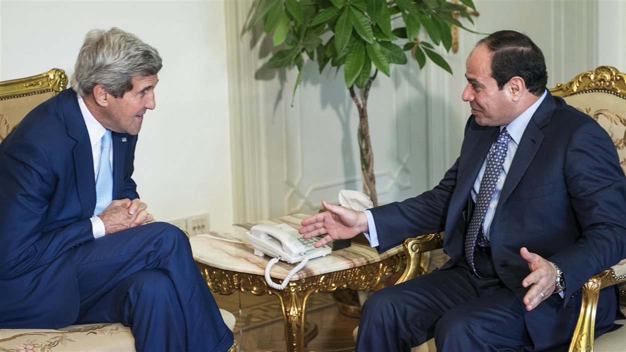 Le secrétaire d'État américain John Kerry (gauche) et le président égyptien Abdel Fattah Al-Sissi (droite), le 22 juin 2014