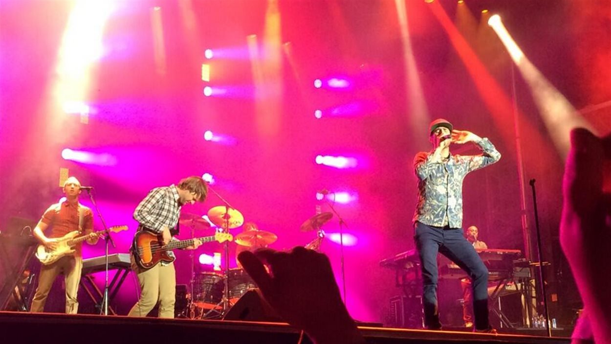 Le déhanché d'Adam Levine conquiert Laval RadioCanada