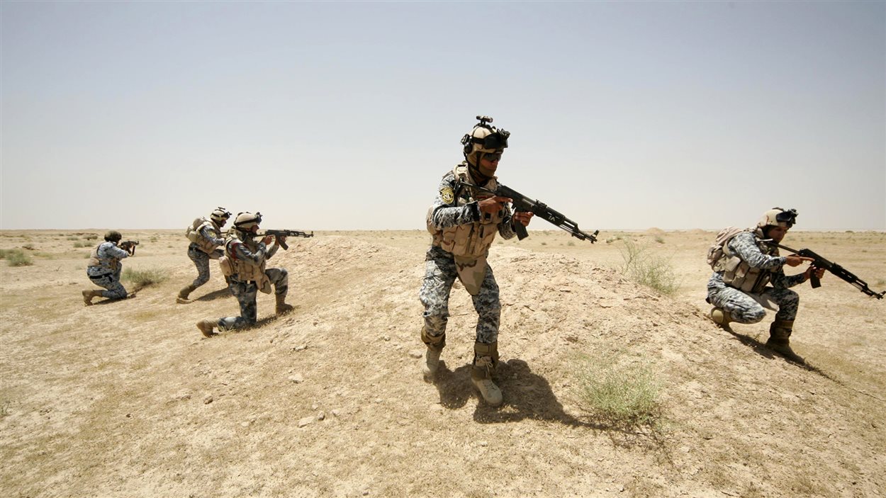 Des membres des forces irakiennes patrouillent entre les provinces de Karbal et d'Anbar (archives).
