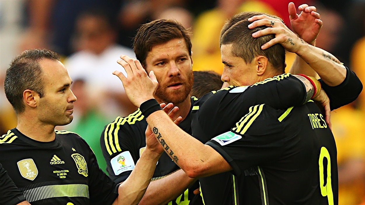 Les Espagnols célèbrent sobrement leur deuxième but, celui de Fernando Torres.