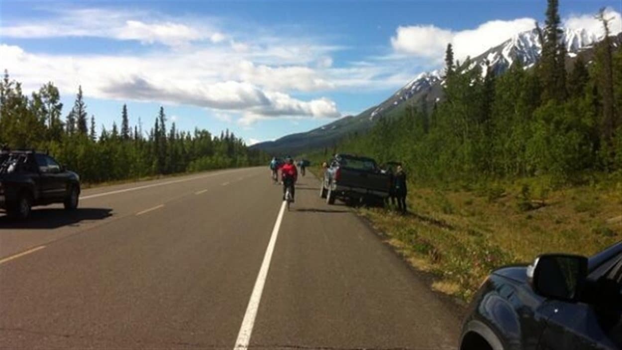 Des participants à la course internationale de vélo entre Haines Junction au Yukon et Haines en Alaska. (21 juin 2014)
