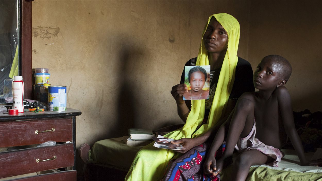 Rachel Daniel, 35 ans, montre la photo de fille, Rose Daniel, 17 ans, enlevée par Boko Haram en avril.