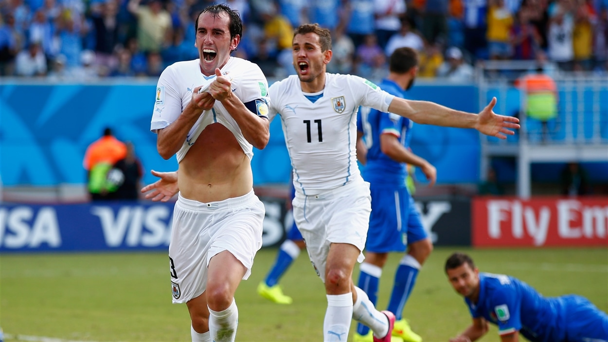 Diego Godin sourit, et avec raison : il vient de placer l'Uruguay en avant 1-0 à la 81e minute.