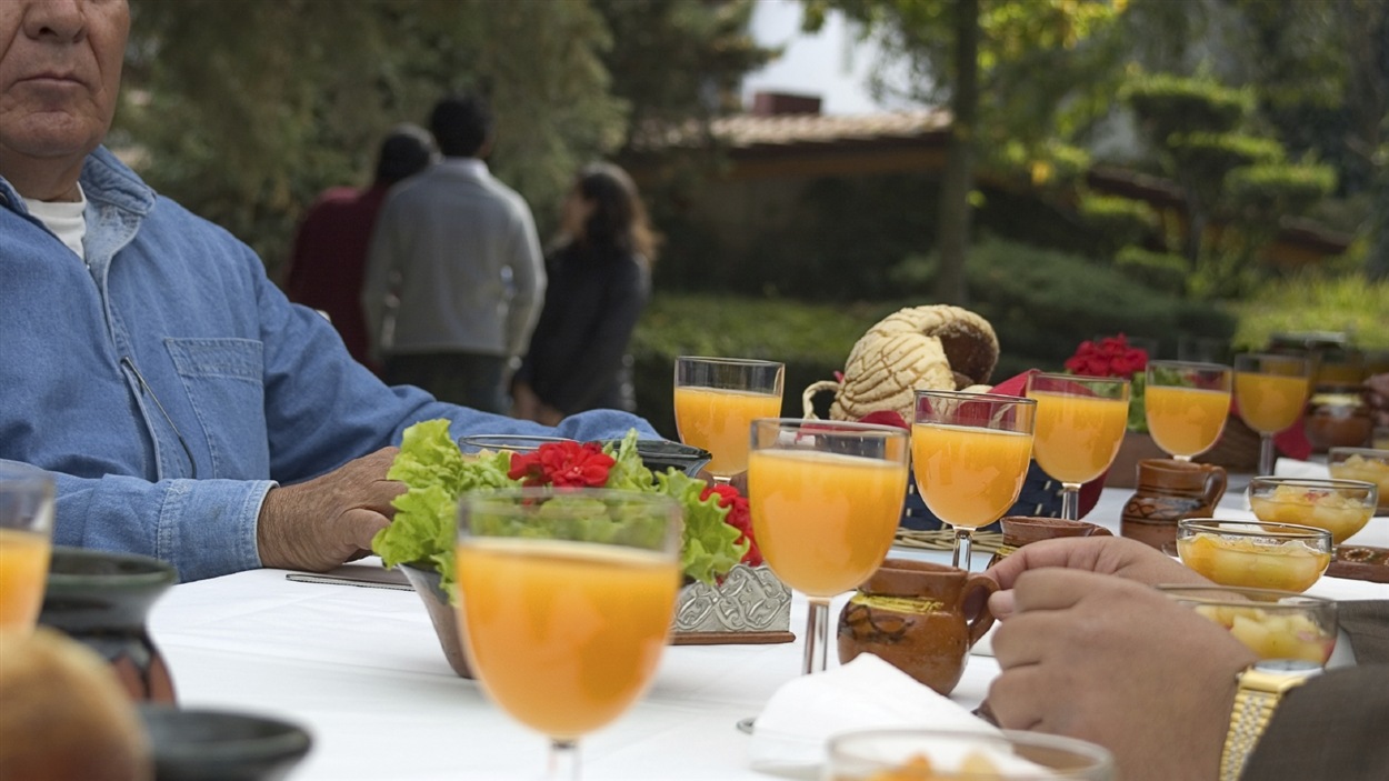 Une table de réception et des convives à l'extérieur.