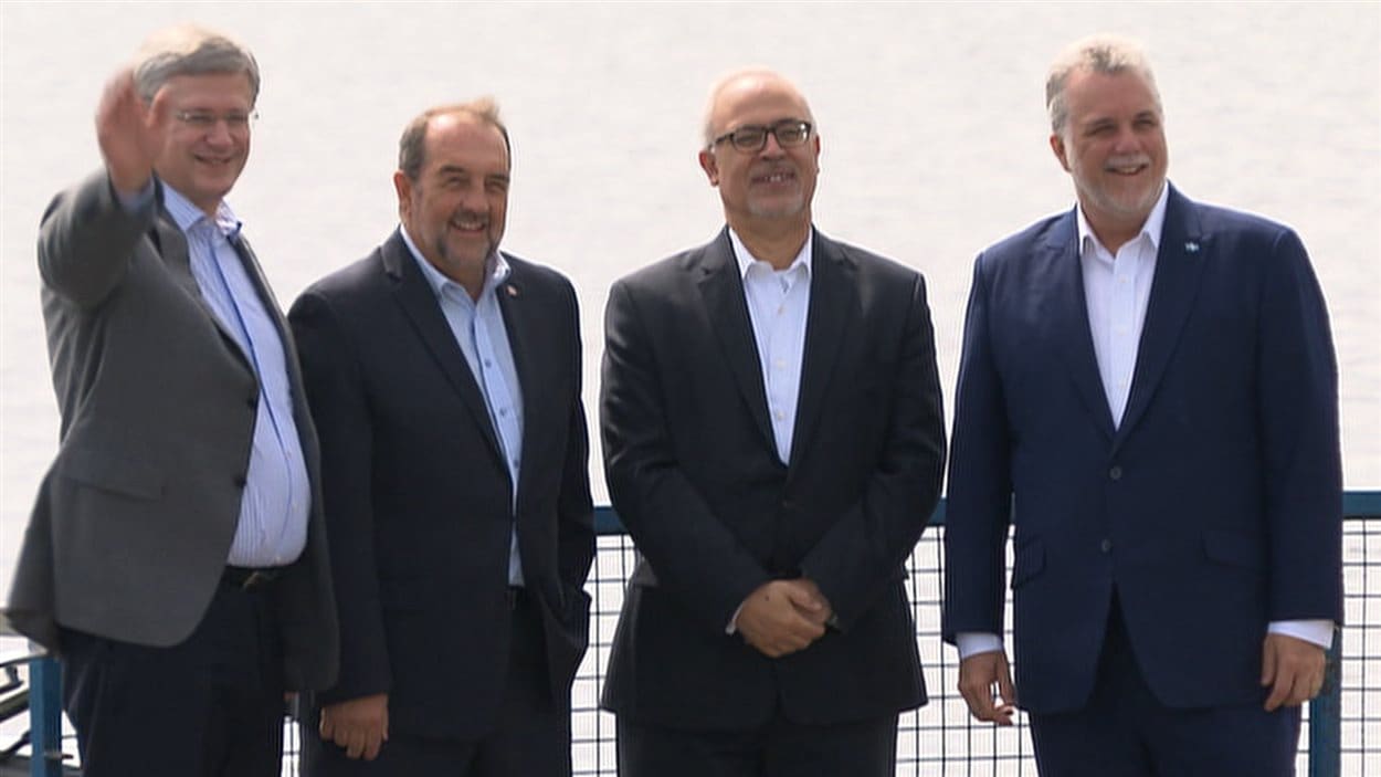 Les premeirs ministres Stephen Harper (gauche) et Philippe Couillard (droite) en compagnie des ministres Denis Lebel et Carlos Leitao.