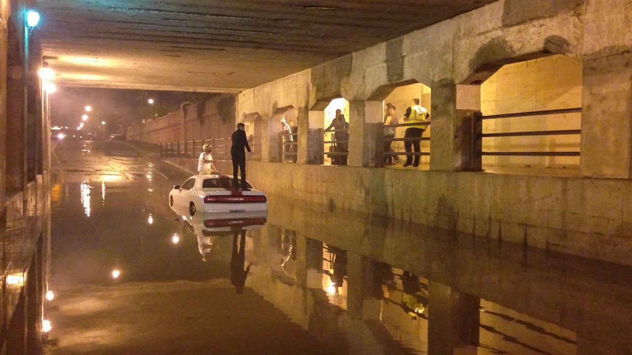 Des automobilistes ont été surpris par l'inondation du viaduc de Salaberry à Montréal, causée par les fortes pluies.