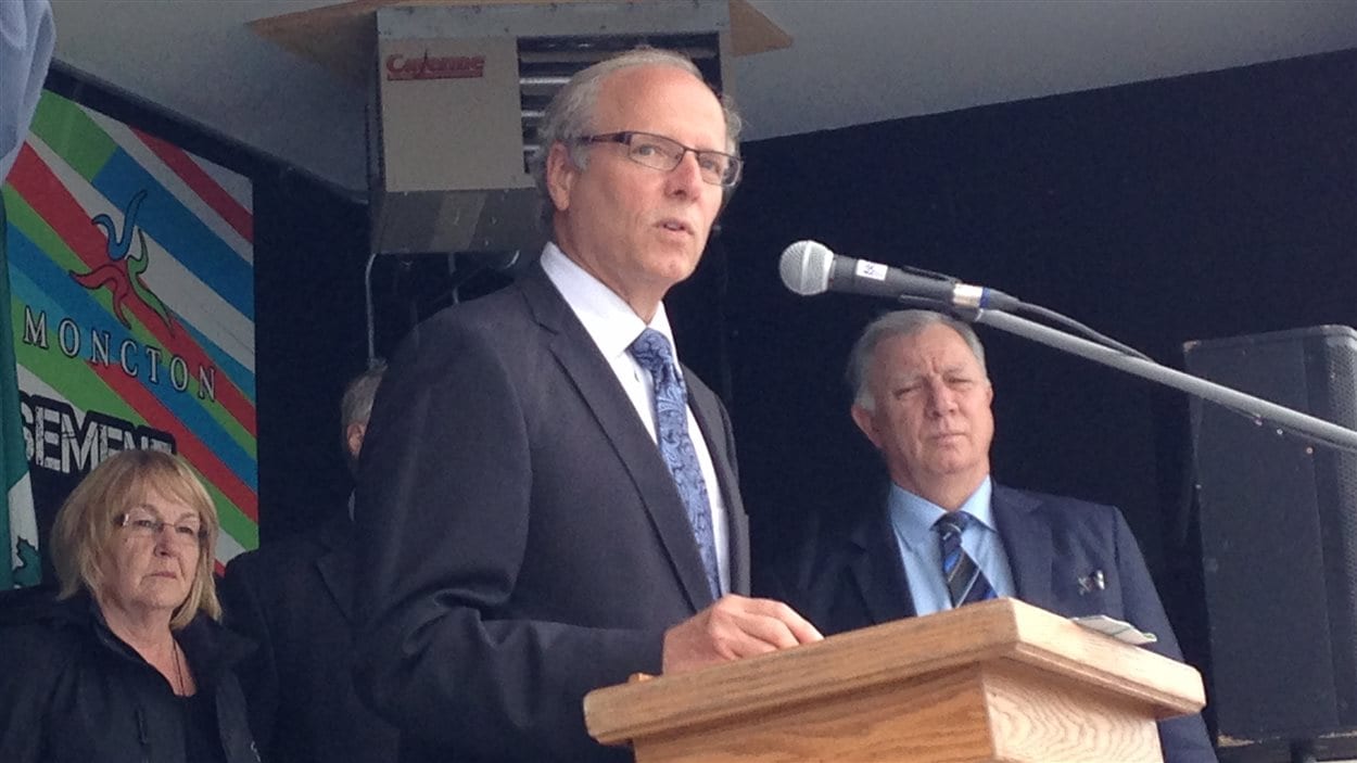 Le maire de Moncton, George LeBlanc (au micro), et le député fédéral de Moncton-Riverview-Dieppe, Robert Goguen (à droite).