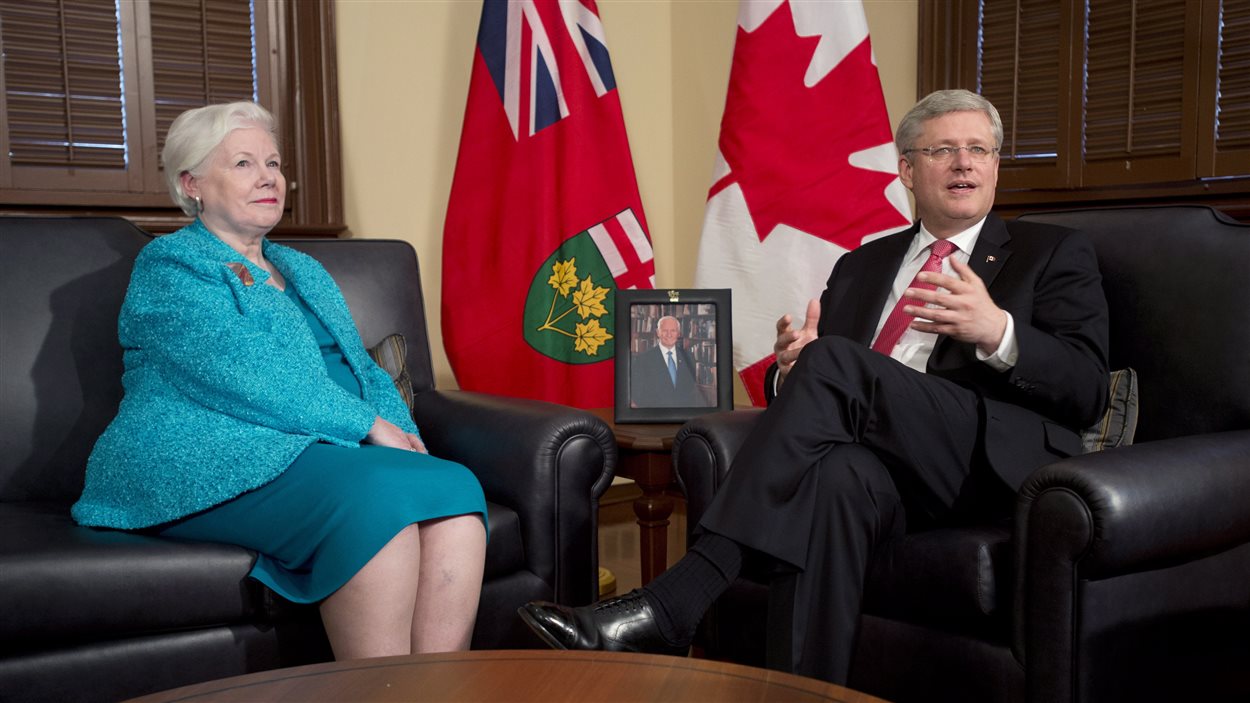 Le premier ministre Stephen Harper présente la nouvelle lieutenante-gouverneure de l'Ontario Elizabeth Dowdeswell.