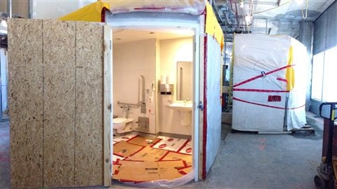 Il y aura en tout 772 chambres individuelles. Les salles de bain sont montées en usine. Lorsqu'elles sont livrées sur le chantier, il ne reste plus qu'à les raccorder à la plomberie, ce qui représente une économie de temps appréciable pour l'entrepreneur.