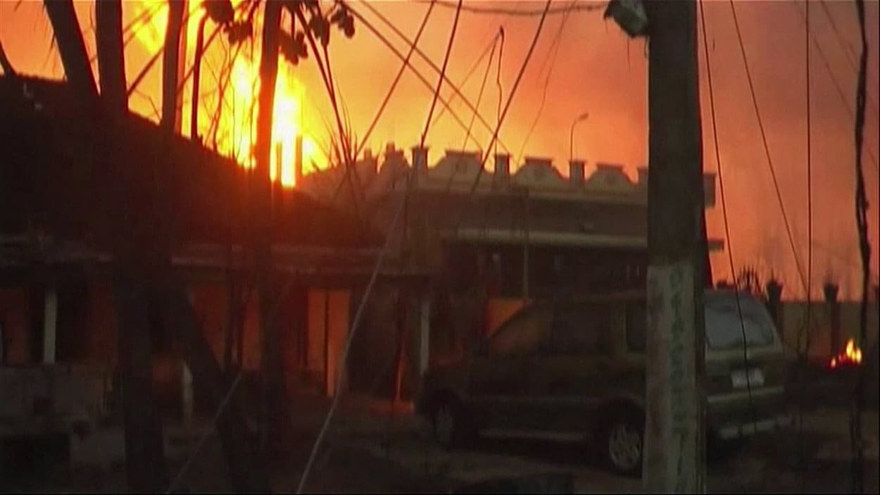 Cette image provenant d'une vidéo montre les flammes produites par l'explosion d'un pipeline dans le village indien de Nagaram.