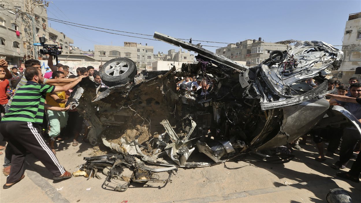 Les reste de la voiture dans laquelle prenaient place les activistes palestiniens.