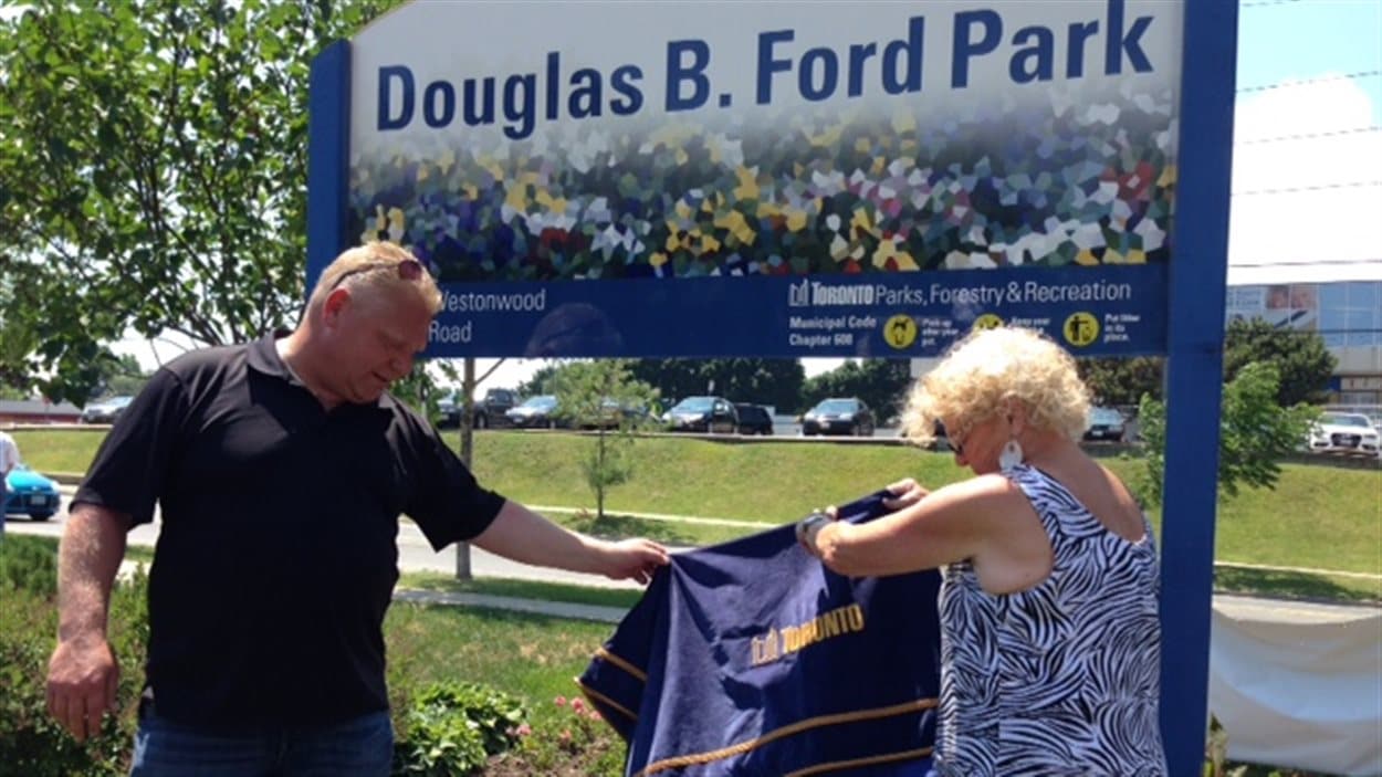 Doug Ford à la réouverture du parc Douglas B. Ford à la veille du retour de Rob Ford après deux mois de cure de désintoxication.