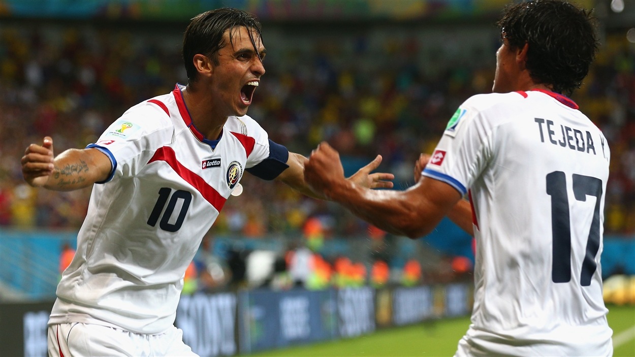 Bryan Ruiz (gauche) célèbre son but avec Yeltsin Tejeda.