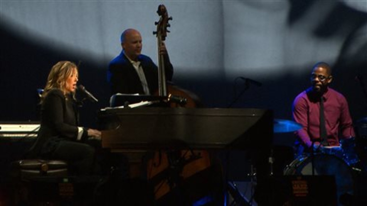 La Place des Festivals pleine à craquer pour Diana Krall RadioCanada