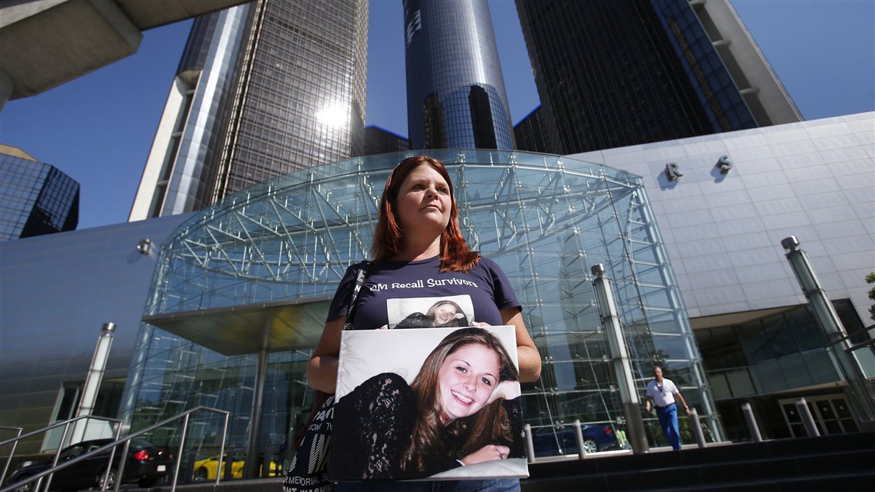 La mère d'une victime devant le siège social de GM à Detroit.