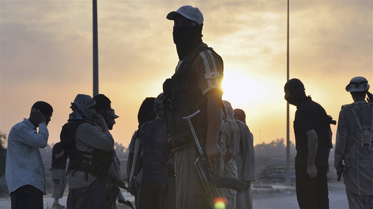 Des combattants de l'EIIL près de Mossoul, le 11 juin 2014