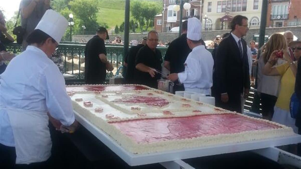 Le fameux gâteau aux couleurs du drapeau canadien.