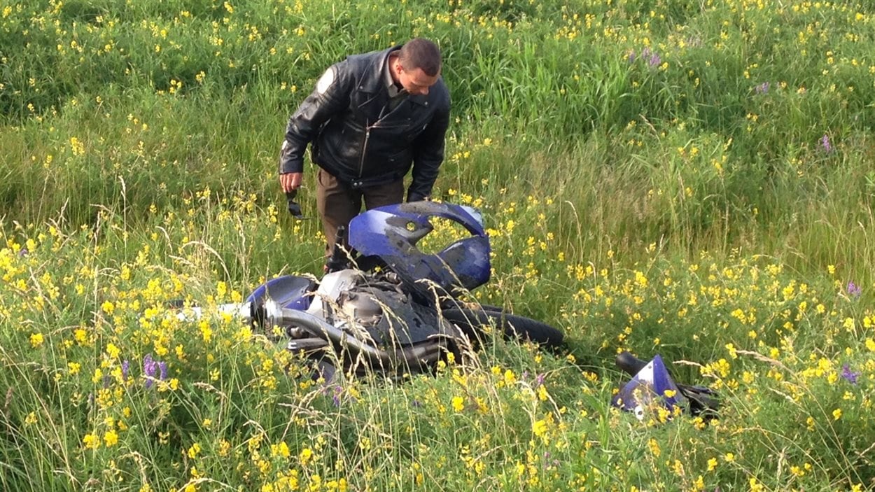 La motocyclette a été propulsée dans un champ quelques instants après l'impact.
