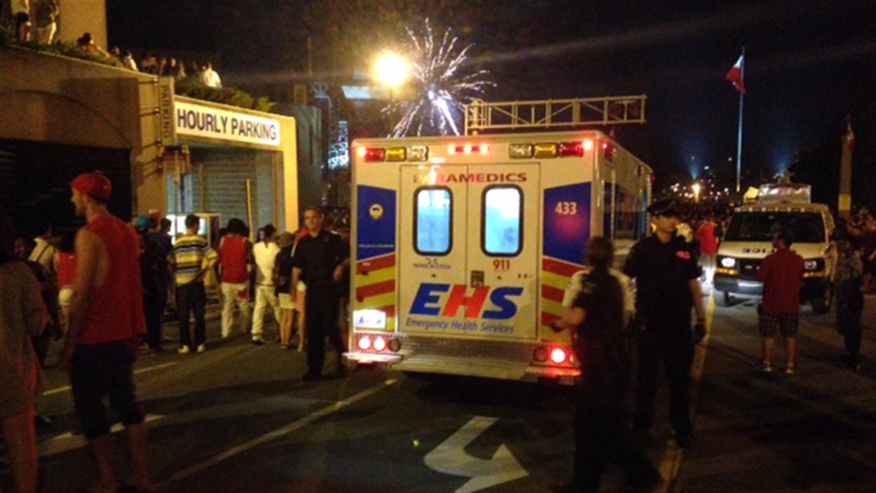 L'ambulance a dû se frayer un chemin dans la foule.